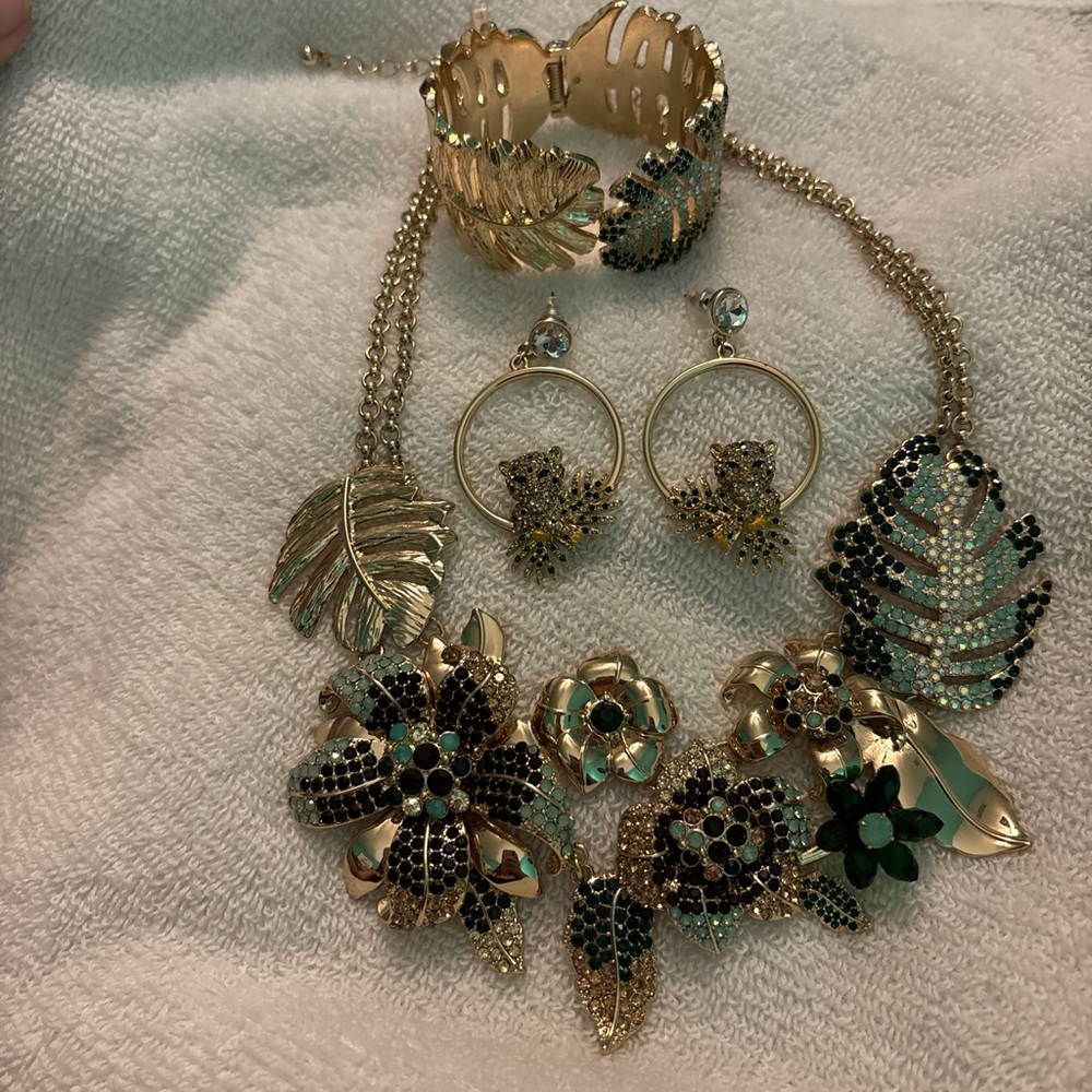 White House Black Market Gold and Black Floral Necklace Set